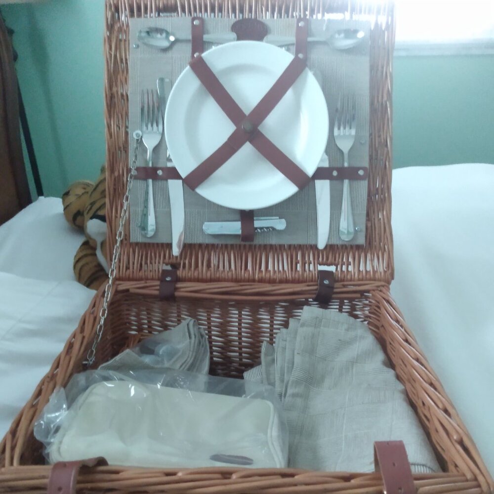 PRICE DROP!! Optima England Picnic Basket for 2